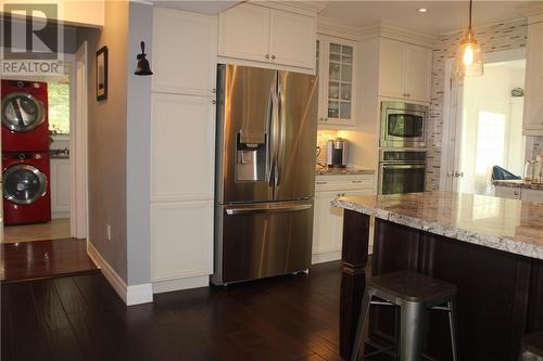 15 Rodney Street, Barrie, ON - Indoor Photo Showing Kitchen With Upgraded Kitchen