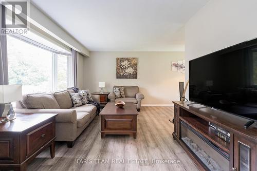 28 Harding Avenue, Barrie (Cundles East), ON - Indoor Photo Showing Living Room