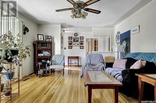 1000 Horace Street, Regina, SK - Indoor Photo Showing Living Room