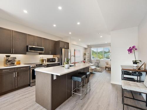 1512 Aspen Lane, Castlegar, BC - Indoor Photo Showing Kitchen With Upgraded Kitchen