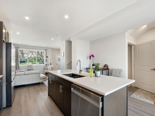 1512 Aspen Lane, Castlegar, BC - Indoor Photo Showing Kitchen With Double Sink With Upgraded Kitchen