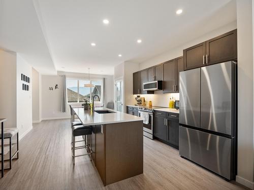 1512 Aspen Lane, Castlegar, BC - Indoor Photo Showing Kitchen With Upgraded Kitchen