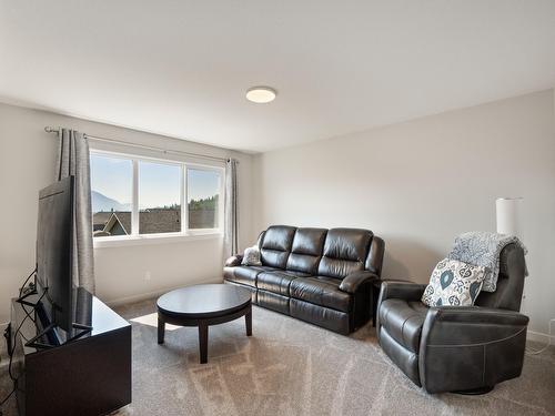 1512 Aspen Lane, Castlegar, BC - Indoor Photo Showing Living Room