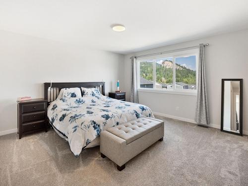 1512 Aspen Lane, Castlegar, BC - Indoor Photo Showing Bedroom