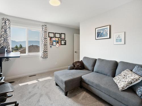 1512 Aspen Lane, Castlegar, BC - Indoor Photo Showing Living Room