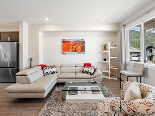 1512 Aspen Lane, Castlegar, BC - Indoor Photo Showing Living Room