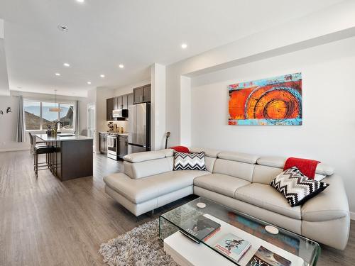 1512 Aspen Lane, Castlegar, BC - Indoor Photo Showing Living Room