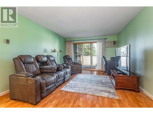 489 Highway 33 West Unit# 118, Kelowna, BC - Indoor Photo Showing Living Room