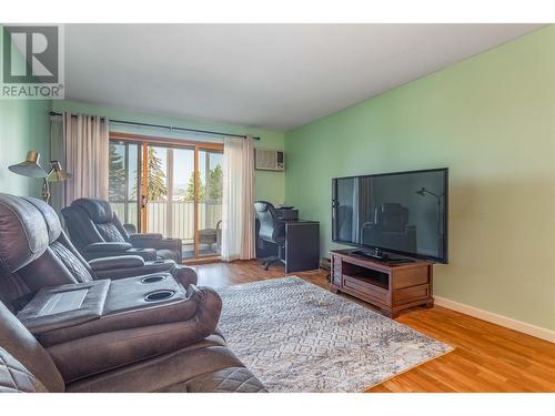 489 Highway 33 West Unit# 118, Kelowna, BC - Indoor Photo Showing Living Room