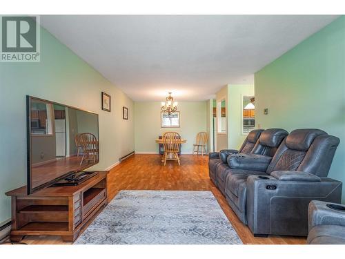 489 Highway 33 West Unit# 118, Kelowna, BC - Indoor Photo Showing Living Room