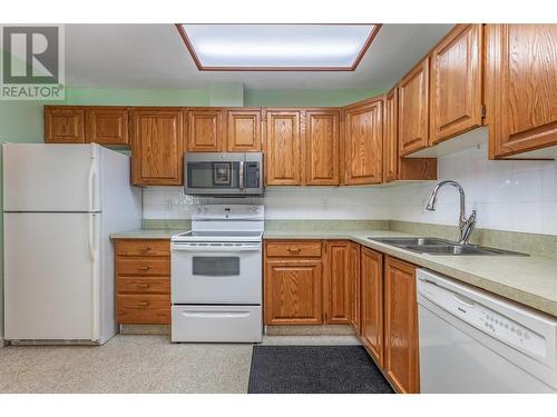 489 Highway 33 West Unit# 118, Kelowna, BC - Indoor Photo Showing Kitchen With Double Sink