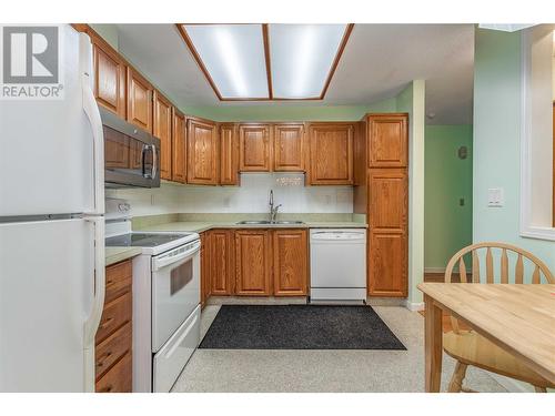 489 Highway 33 West Unit# 118, Kelowna, BC - Indoor Photo Showing Kitchen With Double Sink