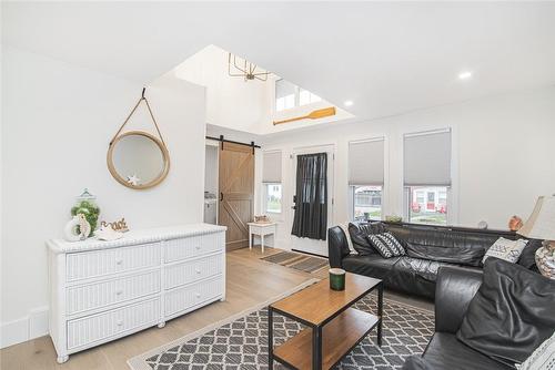 385 Westwood Avenue, Crystal Beach, ON - Indoor Photo Showing Living Room