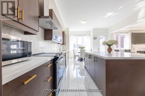 11 Grierson Trail, Hamilton (Waterdown), ON - Indoor Photo Showing Kitchen With Upgraded Kitchen