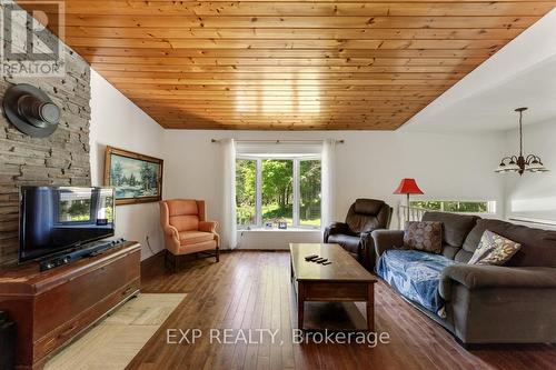 192 Gulf Road, Marmora And Lake, ON - Indoor Photo Showing Living Room