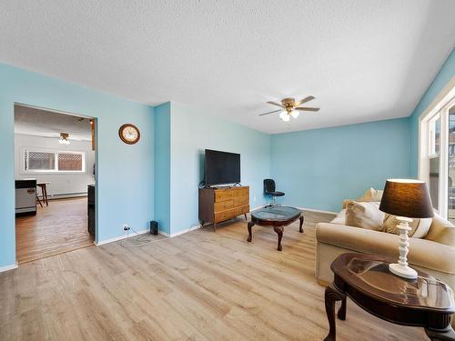 2038 Coldwater Ave, Merritt, BC - Indoor Photo Showing Living Room