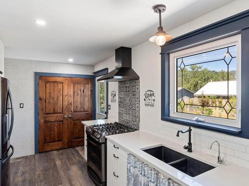 162 Zirnhelt Road, Kamloops, BC - Indoor Photo Showing Kitchen With Double Sink