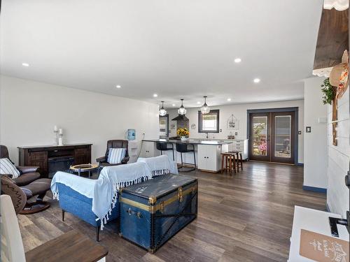 162 Zirnhelt Road, Kamloops, BC - Indoor Photo Showing Living Room