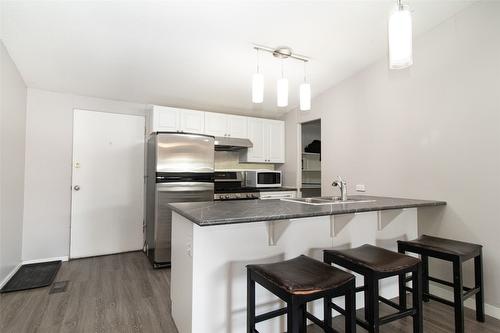 19-353 Boyce Crescent, Kelowna, BC - Indoor Photo Showing Kitchen