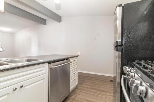 19-353 Boyce Crescent, Kelowna, BC - Indoor Photo Showing Kitchen