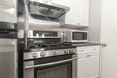 19-353 Boyce Crescent, Kelowna, BC - Indoor Photo Showing Kitchen