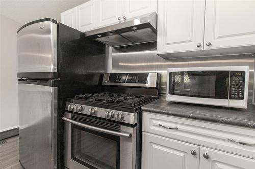 19-353 Boyce Crescent, Kelowna, BC - Indoor Photo Showing Kitchen