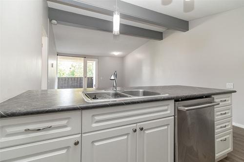 19-353 Boyce Crescent, Kelowna, BC - Indoor Photo Showing Kitchen With Double Sink