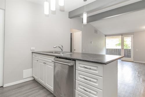 19-353 Boyce Crescent, Kelowna, BC - Indoor Photo Showing Kitchen With Double Sink