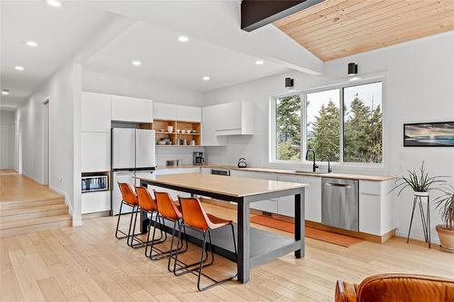 8250 Sun Valley Road, Kelowna, BC - Indoor