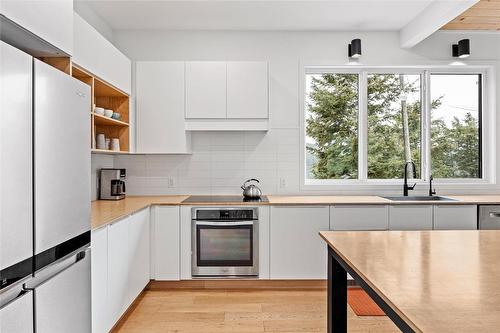 8250 Sun Valley Road, Kelowna, BC - Indoor Photo Showing Kitchen With Stainless Steel Kitchen With Upgraded Kitchen