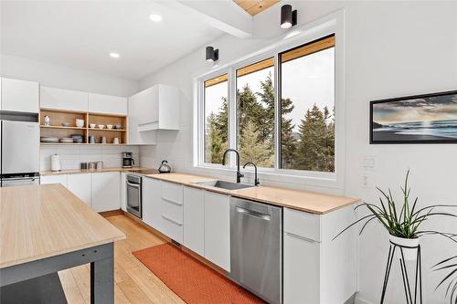 8250 Sun Valley Road, Kelowna, BC - Indoor Photo Showing Kitchen With Stainless Steel Kitchen With Upgraded Kitchen