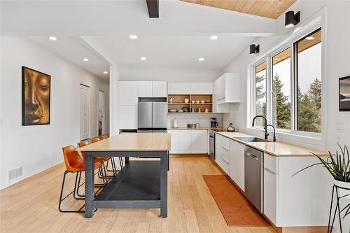 8250 Sun Valley Road, Kelowna, BC - Indoor Photo Showing Kitchen