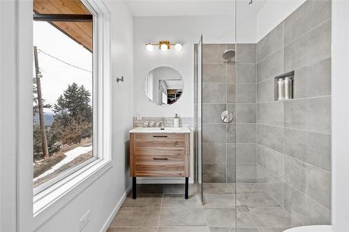 8250 Sun Valley Road, Kelowna, BC - Indoor Photo Showing Bathroom