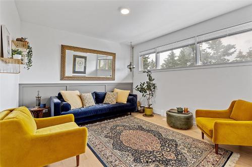 8250 Sun Valley Road, Kelowna, BC - Indoor Photo Showing Living Room