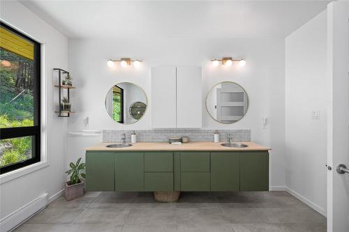 8250 Sun Valley Road, Kelowna, BC - Indoor Photo Showing Bathroom