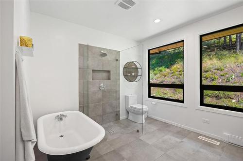 8250 Sun Valley Road, Kelowna, BC - Indoor Photo Showing Bathroom