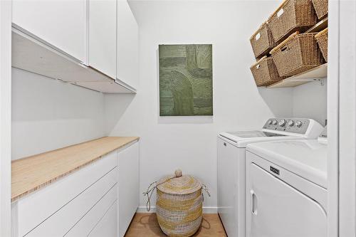 8250 Sun Valley Road, Kelowna, BC - Indoor Photo Showing Laundry Room