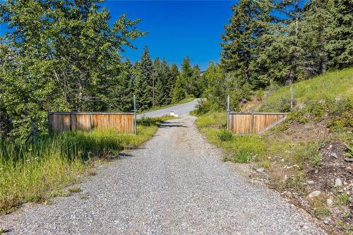 8250 Sun Valley Road, Kelowna, BC - Outdoor