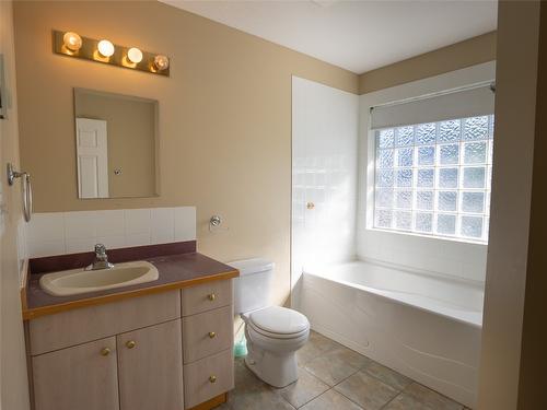 10709 Elliot Street, Summerland, BC - Indoor Photo Showing Bathroom