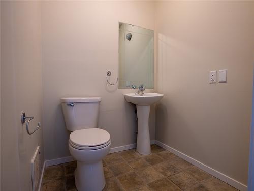 10709 Elliot Street, Summerland, BC - Indoor Photo Showing Bathroom