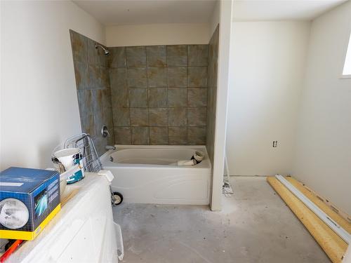 10709 Elliot Street, Summerland, BC - Indoor Photo Showing Bathroom