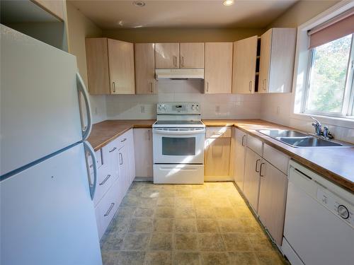 10709 Elliot Street, Summerland, BC - Indoor Photo Showing Kitchen With Double Sink