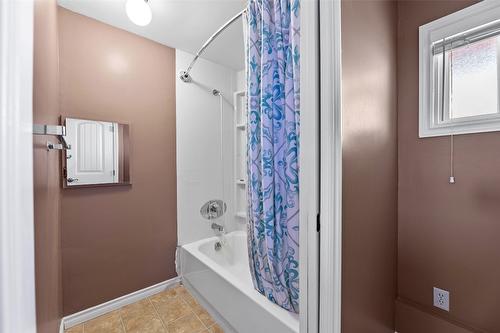 6191 Wilson Road, Peachland, BC - Indoor Photo Showing Bathroom