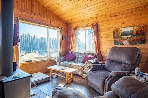 35-10250 Dee Lake Road, Lake Country, BC - Indoor Photo Showing Living Room