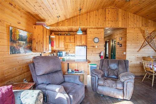 35-10250 Dee Lake Road, Lake Country, BC - Indoor Photo Showing Living Room