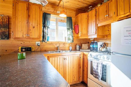 35-10250 Dee Lake Road, Lake Country, BC - Indoor Photo Showing Kitchen With Double Sink