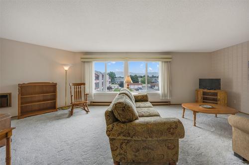 322-2085 Gordon Drive, Kelowna, BC - Indoor Photo Showing Living Room