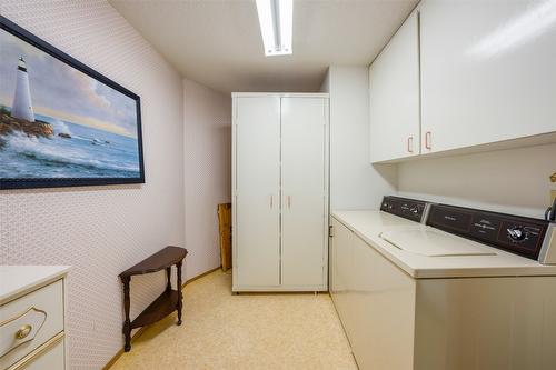 322-2085 Gordon Drive, Kelowna, BC - Indoor Photo Showing Laundry Room