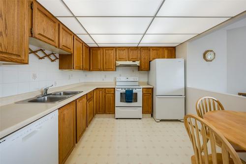 322-2085 Gordon Drive, Kelowna, BC - Indoor Photo Showing Kitchen With Double Sink