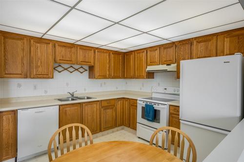 322-2085 Gordon Drive, Kelowna, BC - Indoor Photo Showing Kitchen With Double Sink